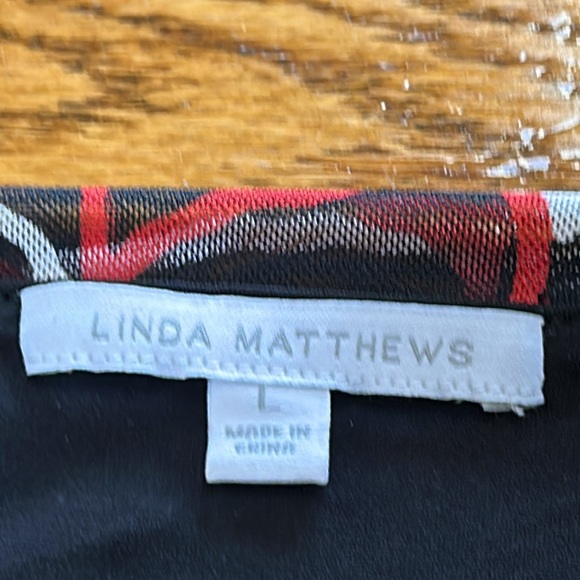 Linda Matthews red and black bat wing blouse. Size Large. - Picture 2 of 9